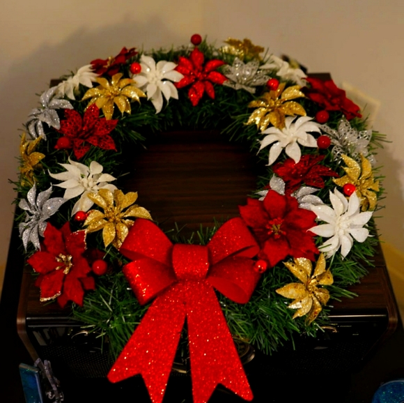 Christmas Holiday Wreath - Picture 1 of 4